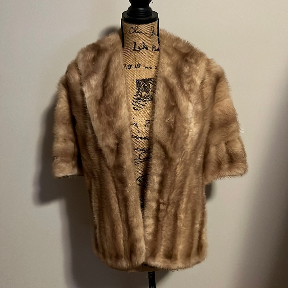 Autumn haze mink stole. Believe it’s from 1950’s. It’s a wrap with 2 pockets.